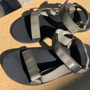 Victoria’s Secret Pink Sandals Size M